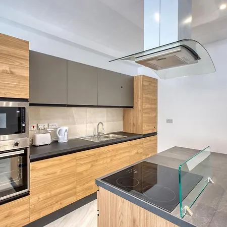 A Beautiful 3br Home, Opposite With Wifi & Ac By 360 Estates Apartamento