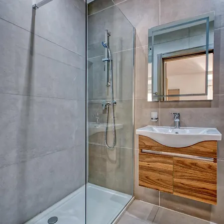 A Beautiful 3br Home, Opposite With Wifi & Ac By 360 Estates Apartamento