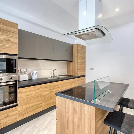 A Beautiful 3br Home, Opposite With Wifi & Ac By 360 Estates *