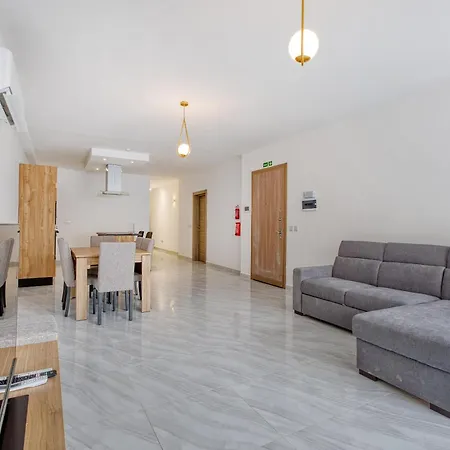 A Beautiful 3br Home, Opposite With Wifi & Ac By 360 Estates *