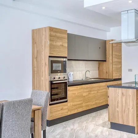 A Beautiful 3br Home, Opposite With Wifi & Ac By 360 Estates