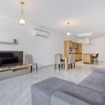 Apartman A Beautiful 3br Home, Opposite With Wifi & Ac By 360 Estates