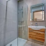 A Beautiful 3br Home, Opposite With Wifi & Ac By 360 Estates Apartman